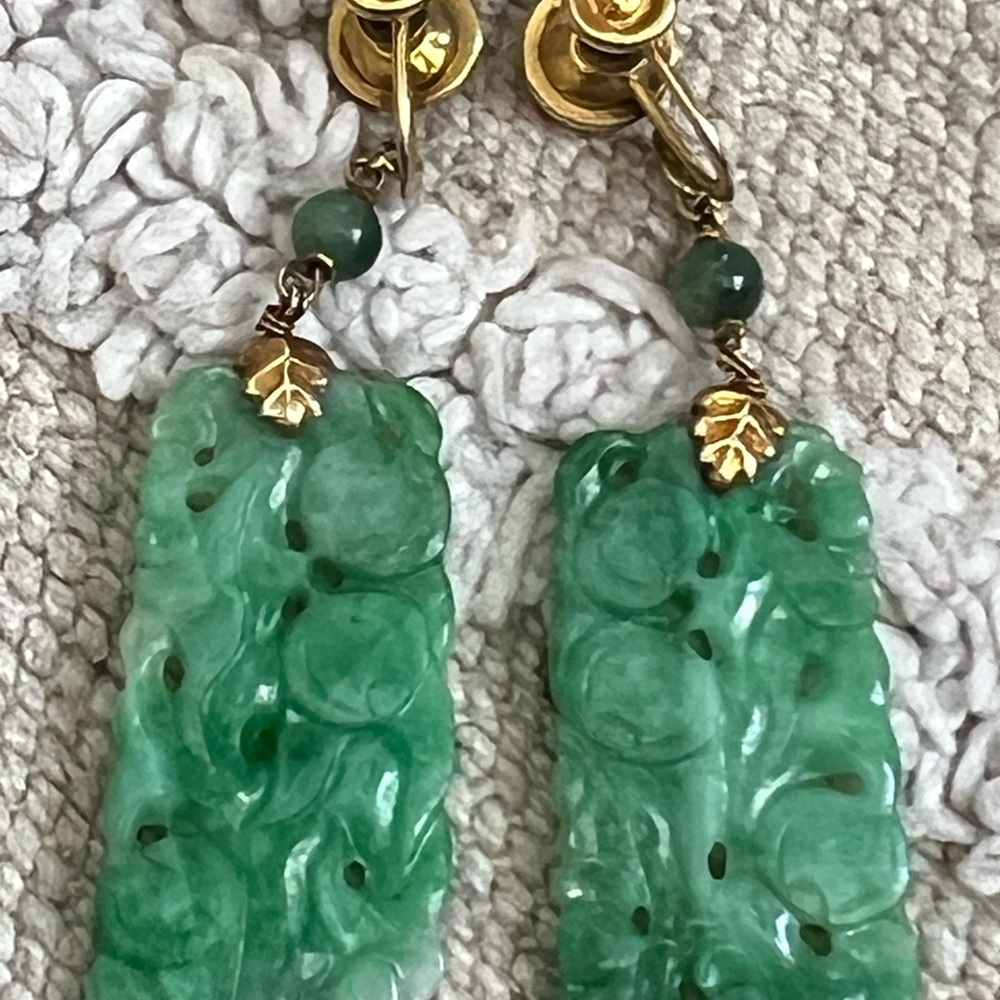 (𝐒𝐎𝐋𝐃) Vintage 14K Gold Carved Jadeite Dangle Panel Screw back Earrings - Picture 6 of 10
